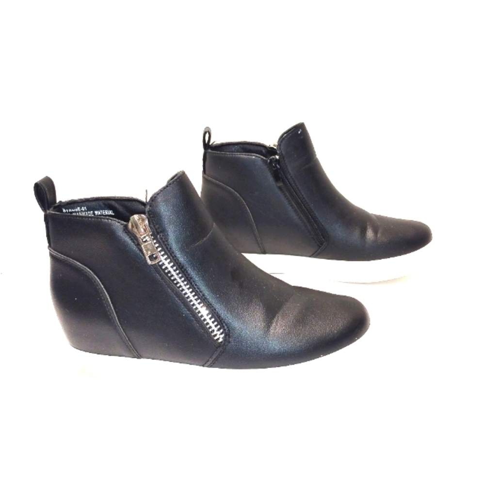 Rouge women's ankle booties side zipper black & white Size: 8